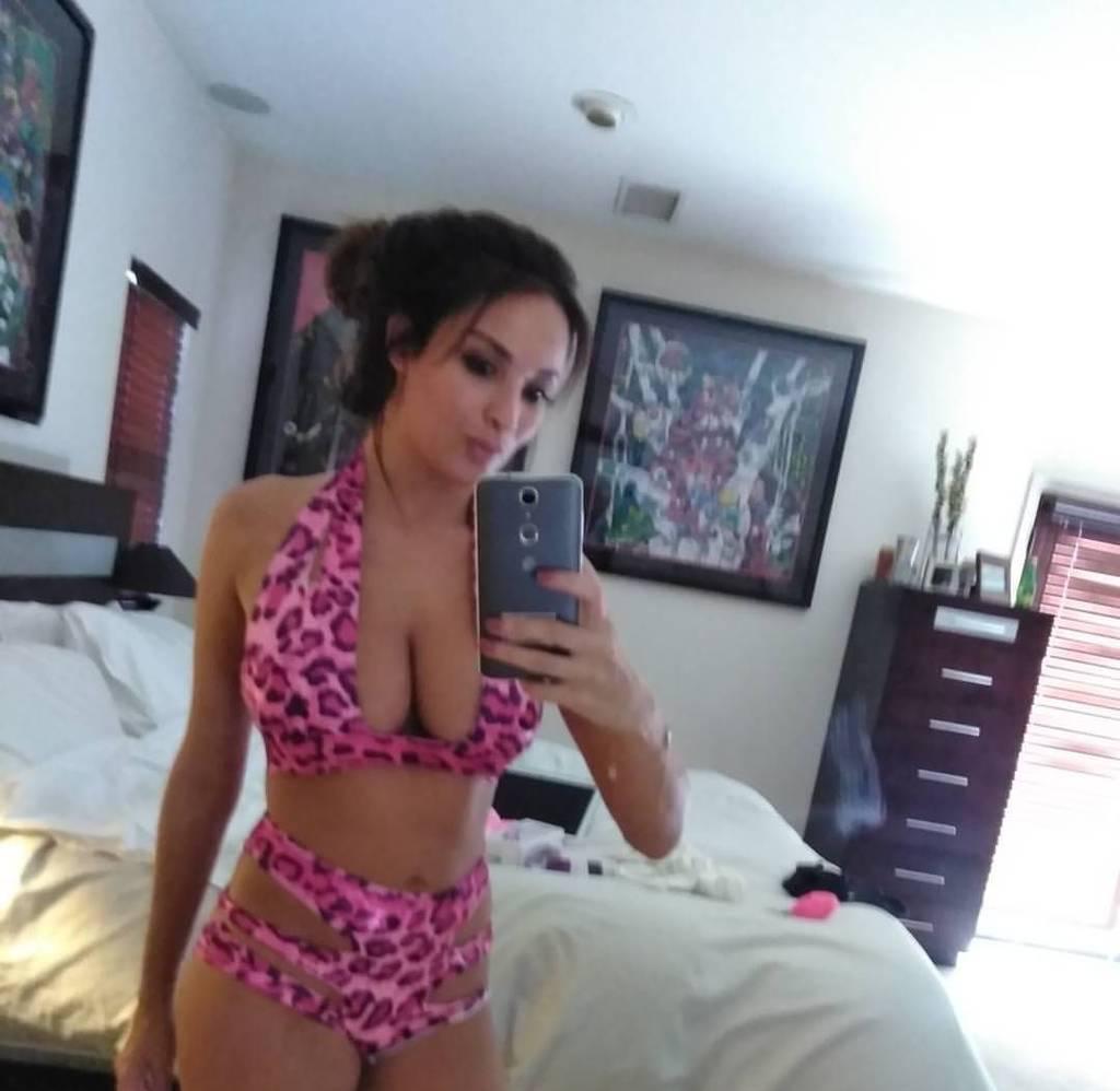 I'm available for hook up. Incalls and outcalls