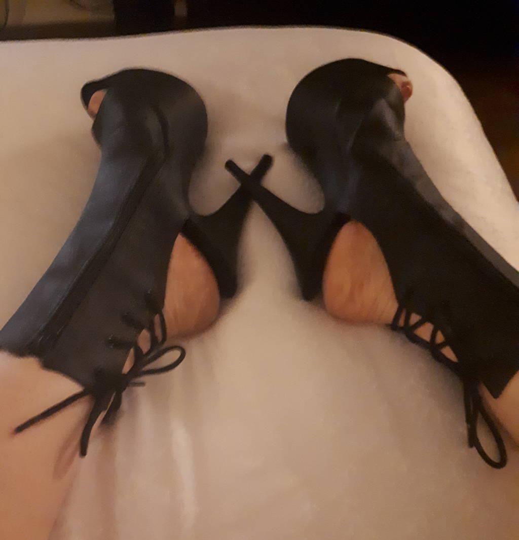 Back in town, ready to play.... come and make my kitty purrr