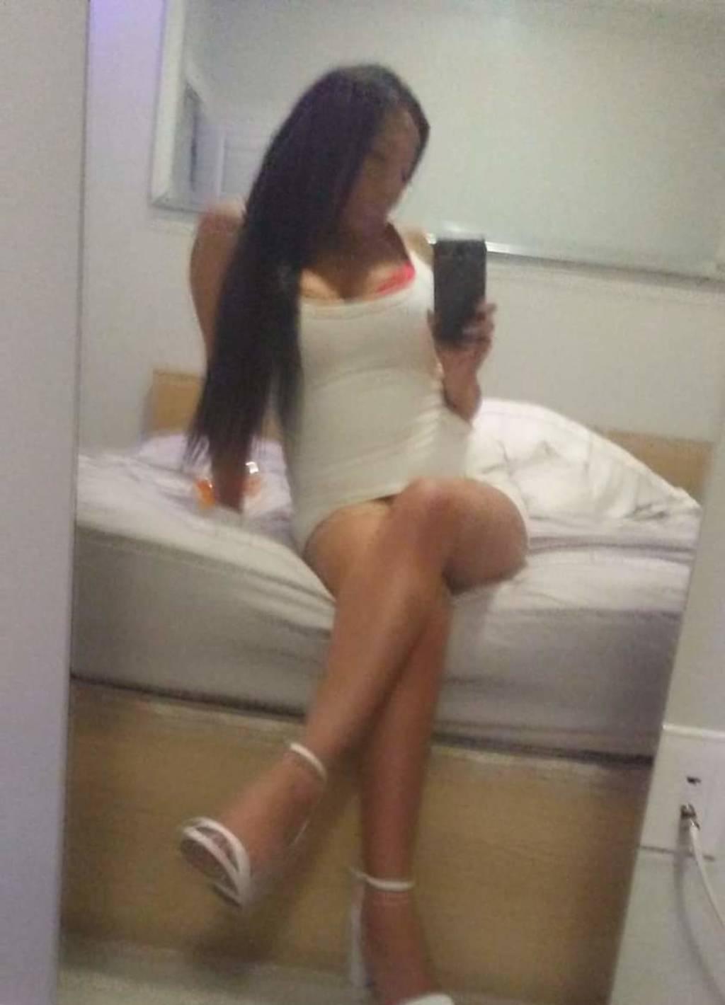BRUNETTE * HOTTIE